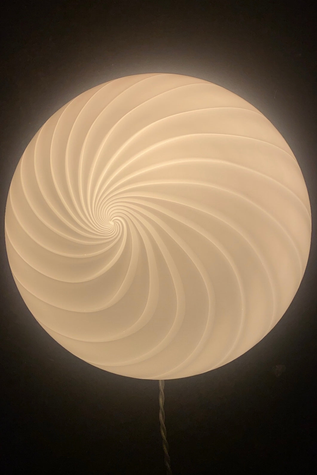Vintage Murano plafond loftlampe / væglampe. Mundblæst hvid opal glas med swirl og hvid bund. E27 fatning. Håndlavet i Italien, 1970erne. D:31 cm⁠⁠ H:12 cm
