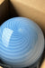 Stor ny italiensk Murano candy pendel loftlampe i en fin blå nuance. Mundblæst glas i rund form med swirl mønster. E27 fatning. Kommer med justerbart ophæng samt transparent ledning.   Håndlavet i Italien. 