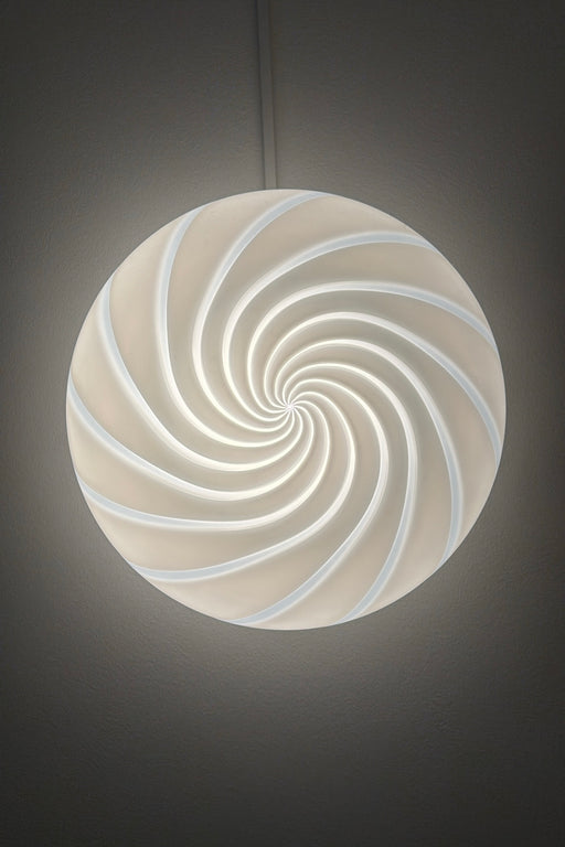 Italiensk Vetri Murano plafond loftlampe / væglampe i hvid opal glas med swirl.&nbsp;  Glasset er mundblæst af en af de mest anerkendte Murano Maestros på et familiedrevet værksted. Udarbejdet efter traditionsrige Murano glaspuster teknikker i en original form fra 1970'erne. Bagplade er håndformet i messing og ligeledes produceret i Italien på et familiedrevet metalkunstværksted. GX53 fatning.&nbsp; D:30 cm H:11 cm