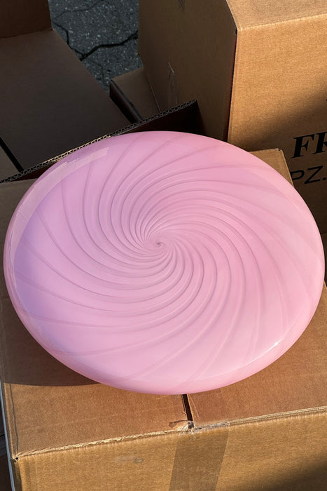 Ny Murano Candy plafond loftlampe / væglampe med bubble gum lyserød swirl. Mundblæst i opal glas i cirkulær, flad form med overflade i en fantastisk nuance. E27 fatning. Kommer med hvid bagplade Håndlavet i Italien.
D:30 cm  H: 11 cm
