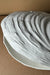 Vintage italiensk muslinge skulptur / skål i en ekstraordinær stor størrelse. Udført i keramik med overflade i hvid og gul glasur. Fremstår med patina og små brugstegn. Håndlavet i Italien, 1970erne.