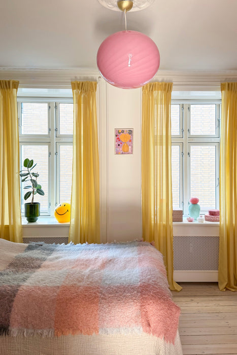 Stor ny Murano Candy pendel loftlampe i opalglas med overflade i den mest fantastiske i bubble gum pink lyserøde nuance. Mundblæst glas i oval form med swirl mønster. E27 fatning. Kommer med justerbart ophæng.

Håndlavet i Italien
D:40 cm