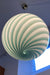 Italiensk Murano candy pendel loftlampe i grønt glas med swirl mønster.   Glasset er mundblæst hos en italiensk glaspuster familie, som arbejder i eget værksted. Udarbejdet efter traditionsrige Murano glaspuster teknikker. D:30 cm   Størrelsen er perfekt over et spisebord eller midt i en s