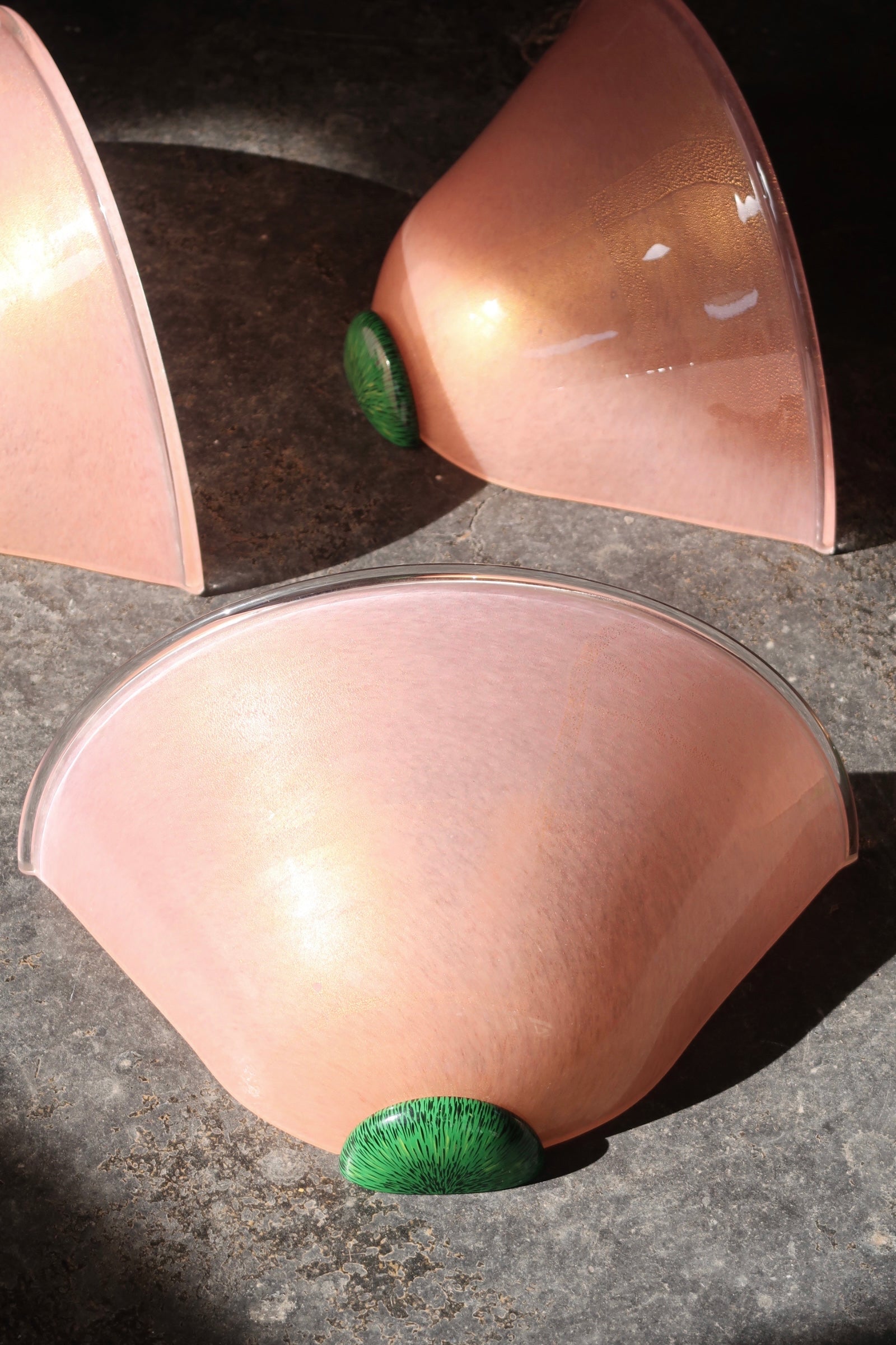 Stor vintage Murano væglampe i en smuk kombination af rosa / lyserød glas med guldskær og et særligt grønt beslag. 2x E27 fatning.Håndlavet i Italien, 1980/90erne.  H:16 cm B:34 cm D:16 cm 