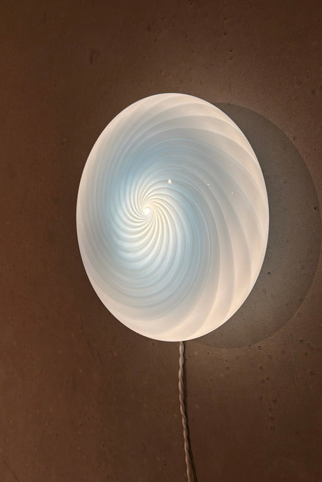 Ny Murano Candy plafond loftlampe / væglampe med lyseblå swirl. Mundblæst glas i cirkulær, flad form. E27 fatning. Kommer med hvid bagplade. Håndlavet i Italien.
D:30 cm H: 11 cm
