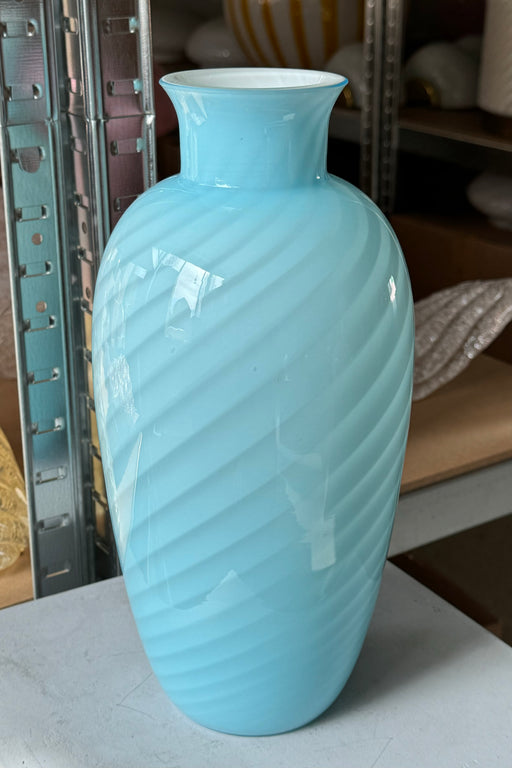 Vintage Murano vase med swirl. Mundblæst i blå og hvid glas med swirl. Håndlavet i Italien 1970/80erne. 