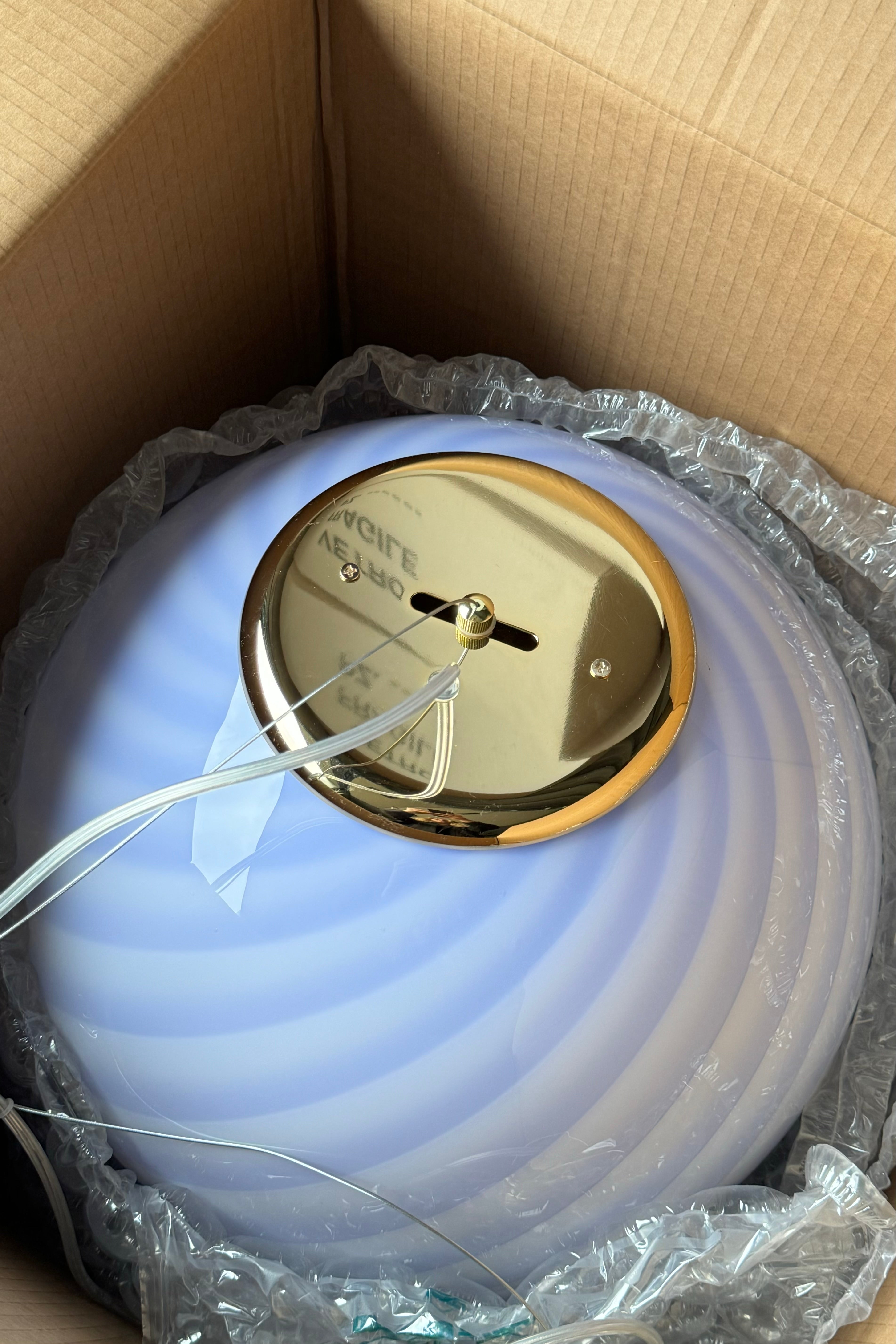 Stor ny italiensk Murano candy pendel loftlampe i en fin lavendel / blød lilla nuance. Mundblæst glas i rund form med swirl mønster. E27 fatning. Kommer med justerbart ophæng samt transparent ledning.   Håndlavet i Italien. 