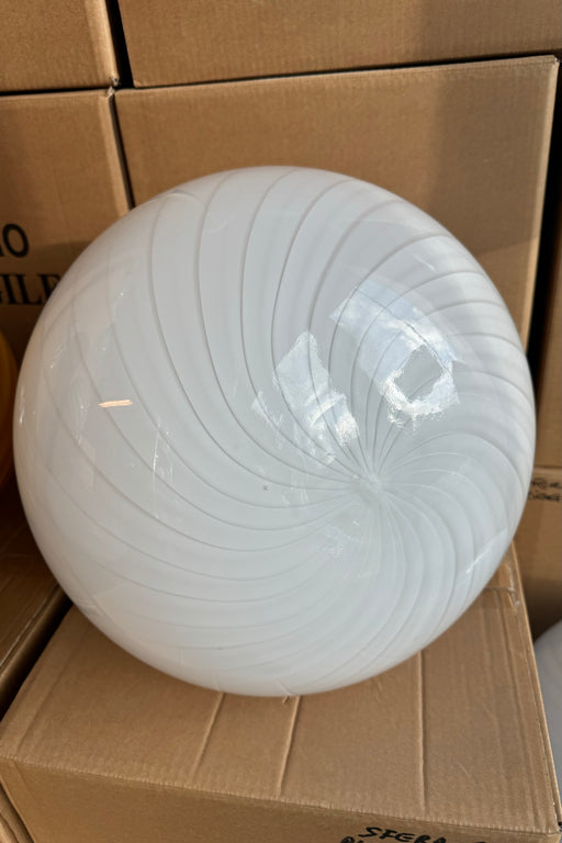 Vintage Murano pendel loftlampe i hvid opaline glas. Glasset er mundblæst i oval form med et smukt swirl mønster. Håndlavet i Italien, 1970erne, og kommer med originalt justerbart messingbelagt ophæng.&nbsp;
D:35 cm H:26 cm