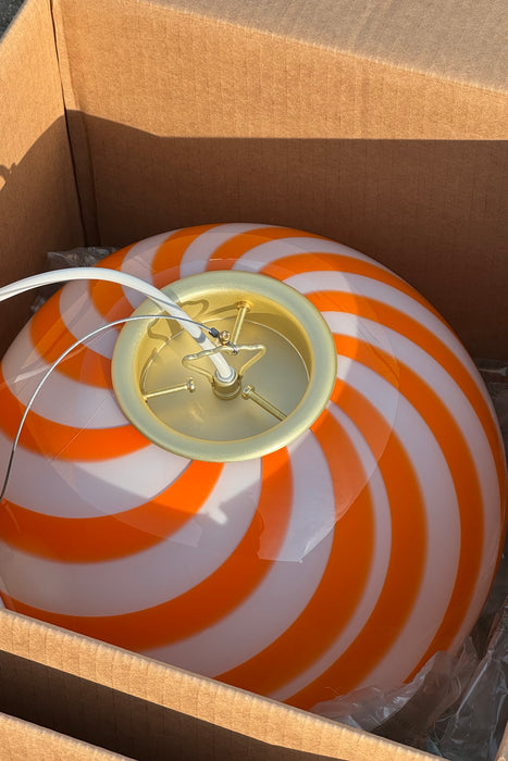 Ny Murano candy pendel loftlampe i en bolsje kombination af orange og hvid. Mundblæst glas i rund form med swirl. E27 fatning. Kommer med justerbart ophæng.

Håndlavet i Italien.
D:30 cm
Vægt ca. 3 kg