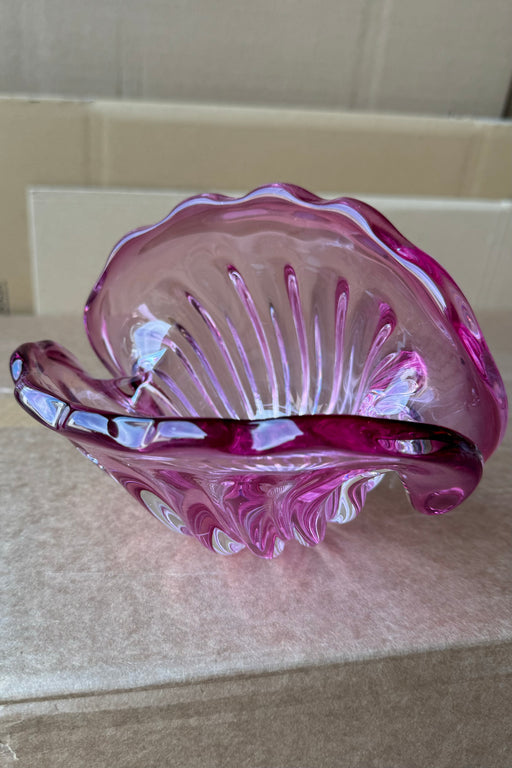 Vintage Murano muslingeskål, som er mundblæst i transparent pink glas. Muslingen har to baser og kan enten stå oprejst eller tippe på siden. Håndlavet i Italien 1960/70erne. L:19 cm H:11,5 cm 