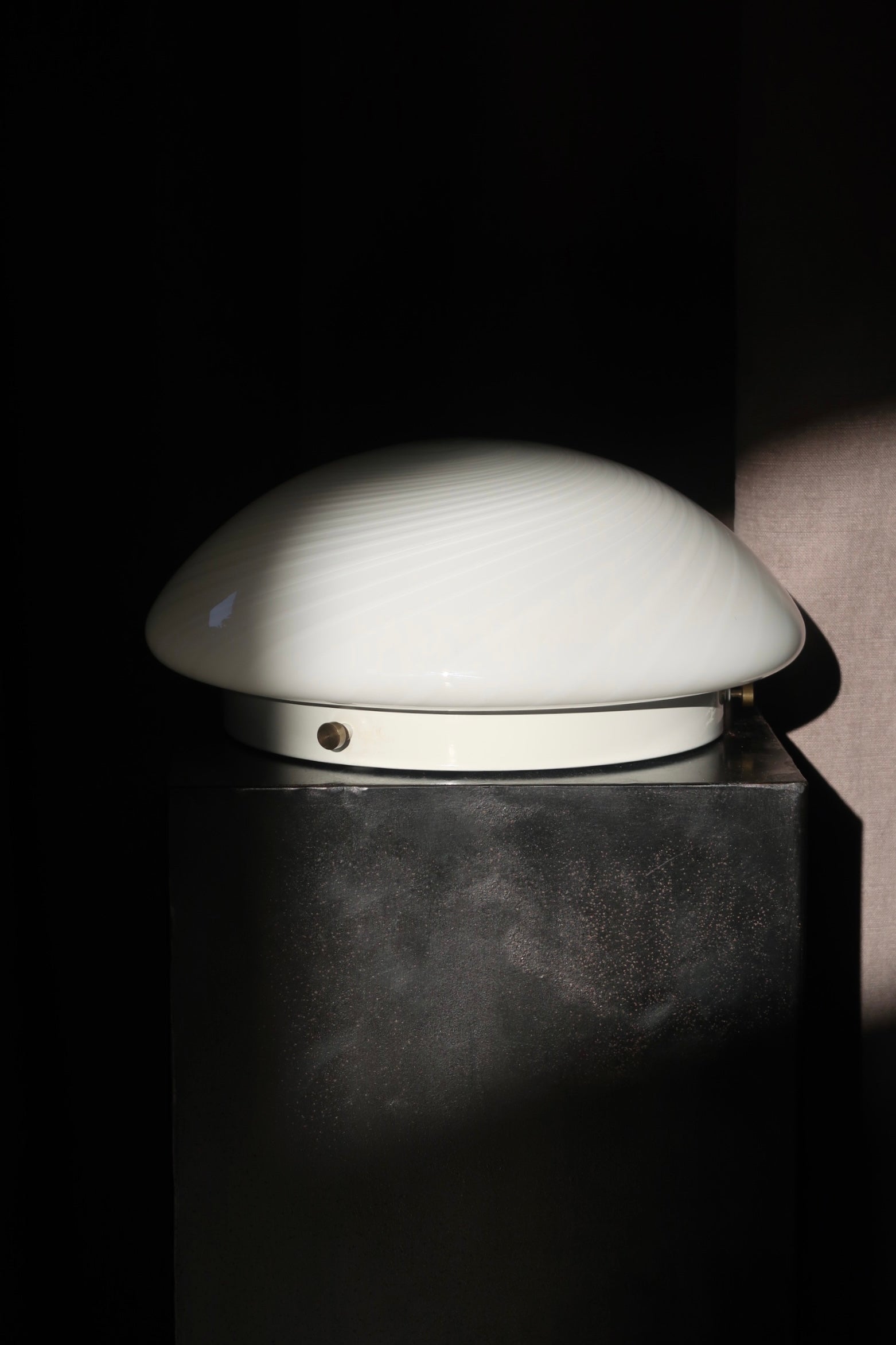 Vintage Murano plafond loftlampe / væglampe. Mundblæst hvid opal glas med swirl og hvid bund. 2x E14 fatning. Håndlavet i Italien, 1970erne. D:36 cm⁠⁠ H:16 cm