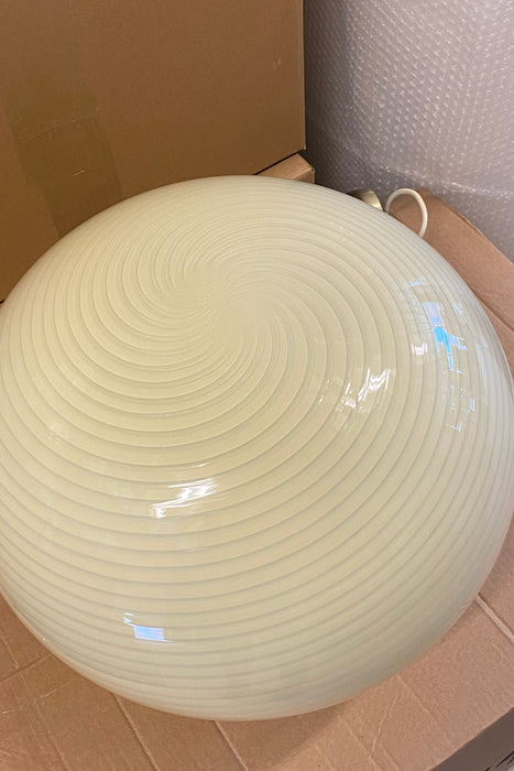 Stor vintage Murano pendel loftlampe i creme glas. Glasset er mundblæst i oval form med et smukt swirl mønster. Håndlavet i Italien, 1970erne, og kommer med originalt justerbart messingbelagt ophæng.  D:45 cm 