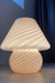 Vintage medium Murano mushroom bordlampe i en smuk blød lyserød nuance. Mundblæst i ét stykke glas med swirl mønster. Håndlavet i Italien, 1960/70erne. ⁠ H: 25 cm D: 23 cm⁠