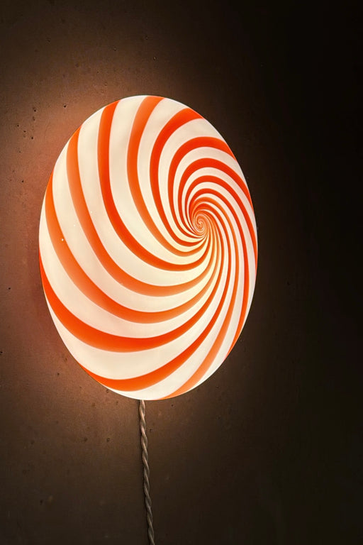 Ny Murano Candy plafond loftlampe / væglampe med rød swirl. Mundblæst glas i hvid opal glas i cirkulær, flad form. E27 fatning. Kommer med hvid bagplade. Håndlavet i Italien.
D:30 cm H: 11 cm