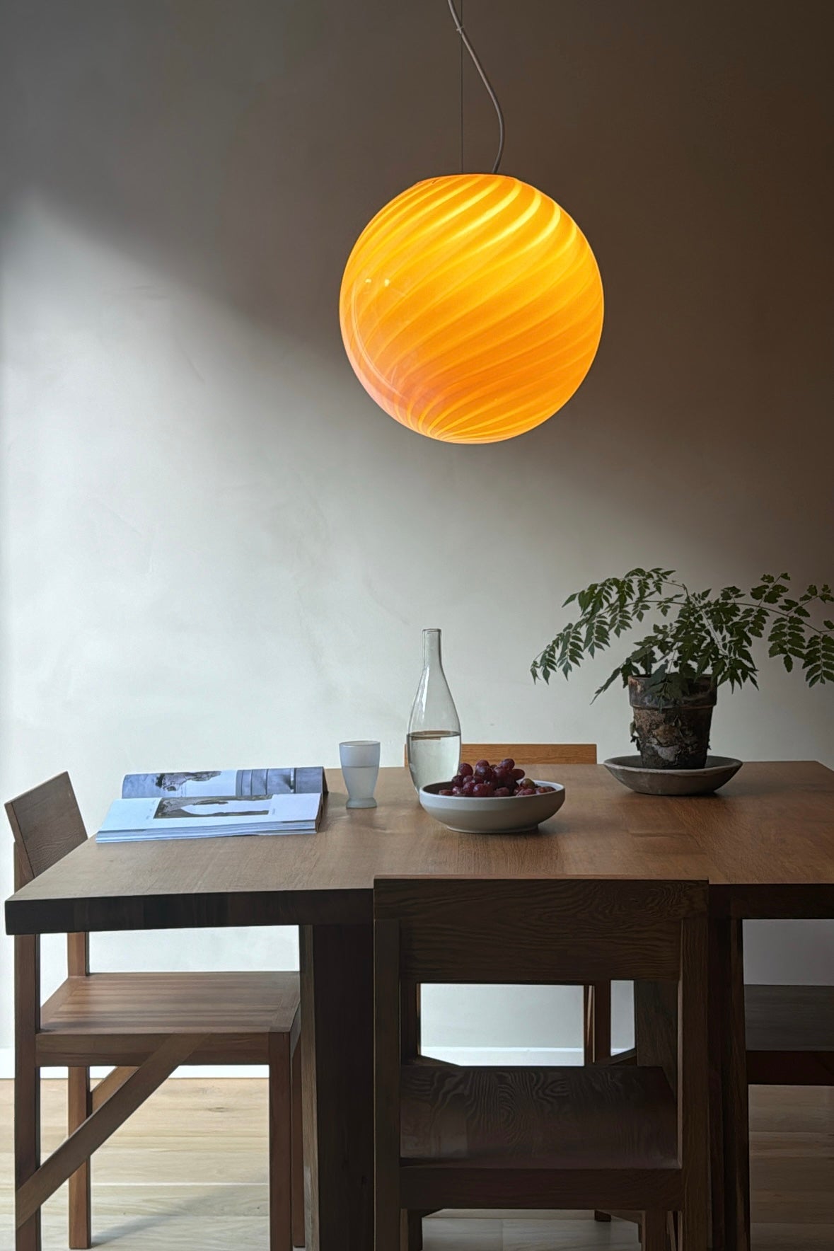 Ny stor italiensk Murano Candy pendel loftlampe i en fin creme nuance. Mundblæst opal glas med rav inderside i oval form med swirl mønster. Lampen har en blød nuance, der lyser op i en varm tone. E27 fatning. Kommer med justerbart ophæng. 
Håndlavet i Italien.
D:40 cm