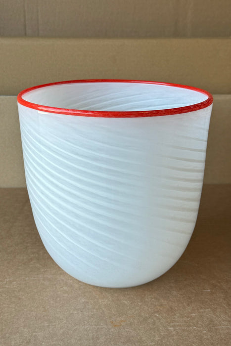 Vintage Murano vase med swirl. Mundblæst i hvid glas med rød kant. Rummelig størrelse. Håndlavet i Italien 1970/80erne. 