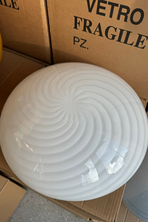 Stor vintage Murano plafond loftlampe / væglampe. Mundblæst hvid opal glas med swirl. Ny bagplade med E27 fatning. Håndlavet i Italien, 1970erne.
