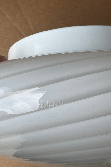 Stor vintage De Majo Murano plafond loftlampe / væglampe. Mundblæst hvid opal glas med swirl og hvid bund. E27 fatning. Håndlavet i Italien, 1970erne. Signeret.  D:38 cm⁠⁠ H:14 cm