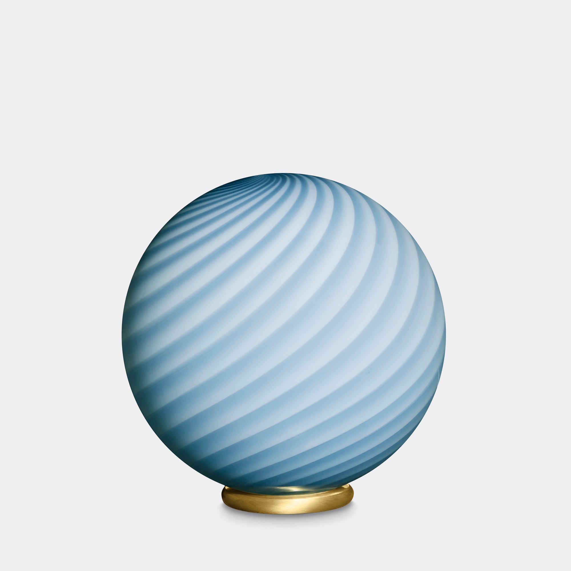Ny Murano Candy bordlampe med blå swirl. Mundblæst glas i rund form. E27 fatning samt base med overflade i børstet messing.

Den perfekte størrelse til dit natbord, indbygget reol eller vindueskarm.