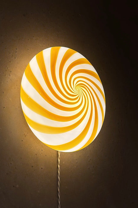 Ny Murano Candy plafond loftlampe / væglampe med gul swirl. Mundblæst glas i hvid opal glas i cirkulær, flad form. E27 fatning. Kommer med hvid bagplade. Håndlavet i Italien.
D:30 cm H: 11 cm