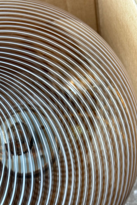 Vintage Murano filigrana pendel loftlampe. Glasset er mundblæst i rund form med et smukt swirl mønster i en kombination af hvide og mokka linjer. Håndlavet i Italien, 1970erne, og kommer med justerbart krom ophæng. 