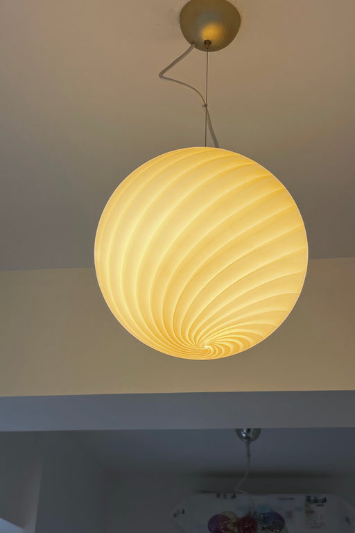 Stor ny italiensk Murano candy pendel loftlampe i en smuk blød gul nuance. Mundblæst glas i rund form med swirl mønster. E27 fatning. Kommer med justerbart messingbelagt ophæng samt transparent ledning. 
