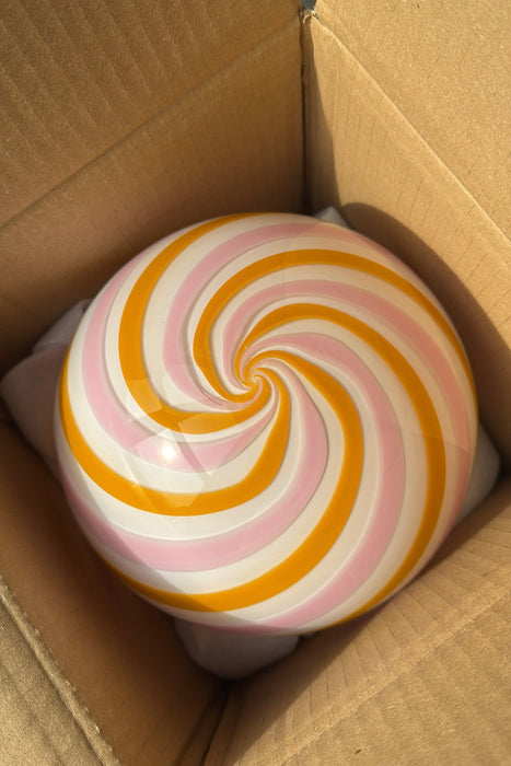 Ny Murano candy pendel loftlampe i en bolsje kombination af gul og lyserød swirl. Mundblæst glas i rund form. E27 fatning. Kommer med justerbart ophæng.

Håndlavet i Italien.
D:20 cm
Vægt ca. 1 kg.