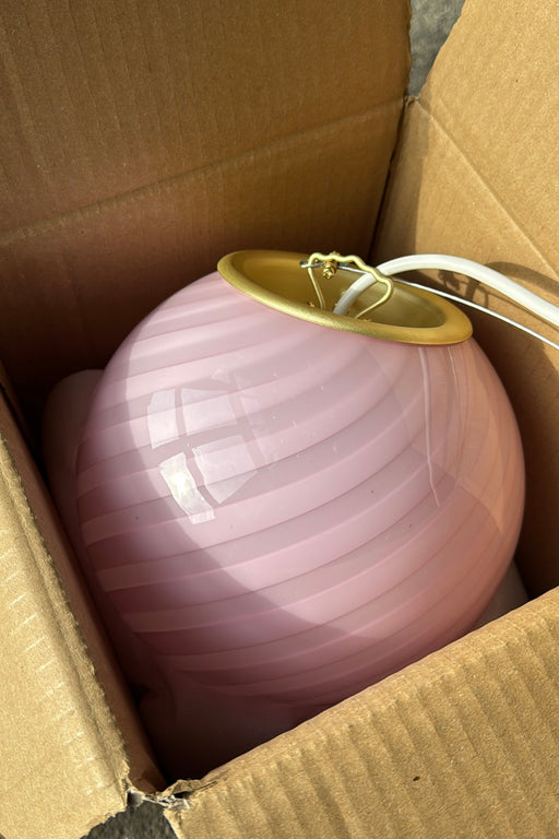 Ny Murano candy pendel loftlampe opalglas med overflade i den mest fantastiske i bubble gum pink lyserøde nuance. Mundblæst glas i rund form. E27 fatning. Kommer med justerbart ophæng.

Håndlavet i Italien.
D:20 cm