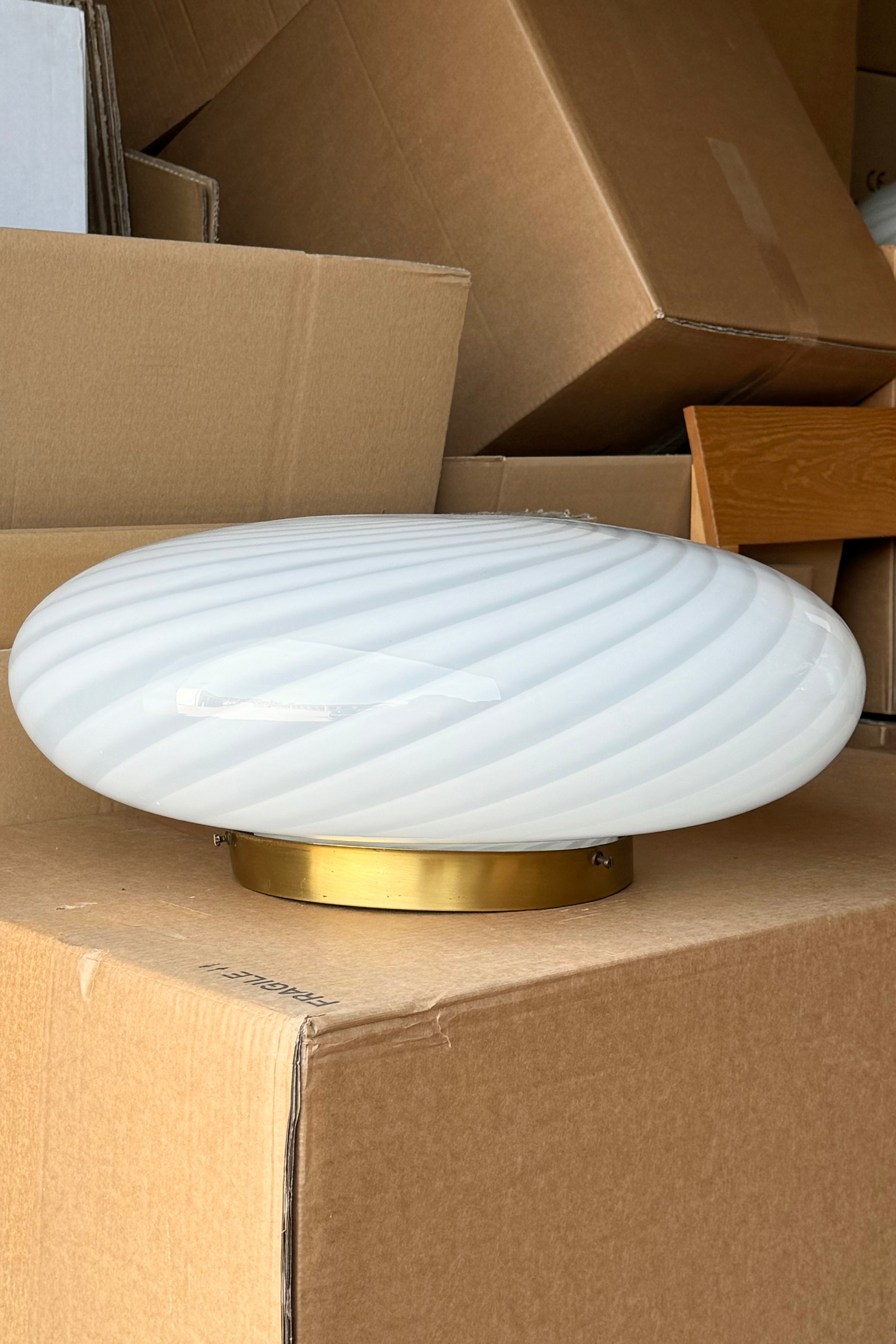 Ekstra stor vintage Murano plafond loftlampe / væglampe. Mundblæst hvid opal glas med swirl og messing bund. 3xE14 fatning. Håndlavet i Italien, 1970erne. D:53 cm⁠⁠ H:21 cm
