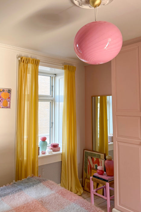 Stor ny Murano Candy pendel loftlampe i opalglas med overflade i den mest fantastiske i bubble gum pink lyserøde nuance. Mundblæst glas i oval form med swirl mønster. E27 fatning. Kommer med justerbart ophæng.

Håndlavet i Italien
D:40 cm