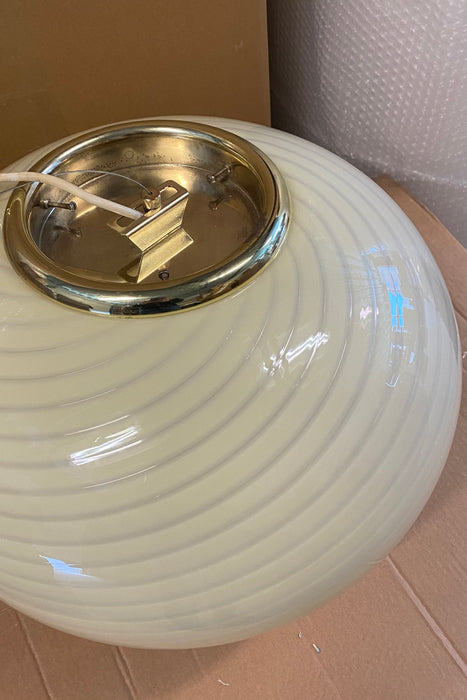 Stor vintage Murano pendel loftlampe i creme glas. Glasset er mundblæst i oval form med et smukt swirl mønster. Håndlavet i Italien, 1970erne, og kommer med originalt justerbart messingbelagt ophæng.  D:45 cm 