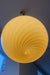 Stor ny italiensk Murano candy pendel loftlampe i en smuk blød gul nuance. Mundblæst glas i rund form med swirl mønster. E27 fatning. Kommer med justerbart messingbelagt ophæng samt transparent ledning