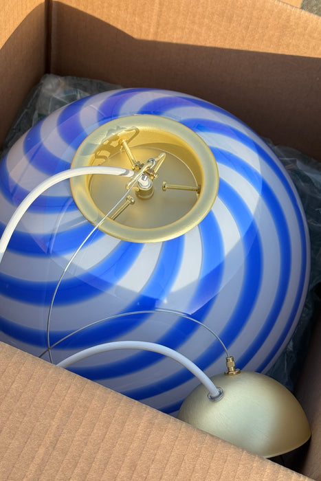 Ny Murano candy pendel loftlampe i en bolsje kombination af blå og hvid. Mundblæst glas i rund form med swirl. E27 fatning. Kommer med justerbart ophæng.

Håndlavet i Italien.
D:30 cm
Vægt ca. 3 kg.