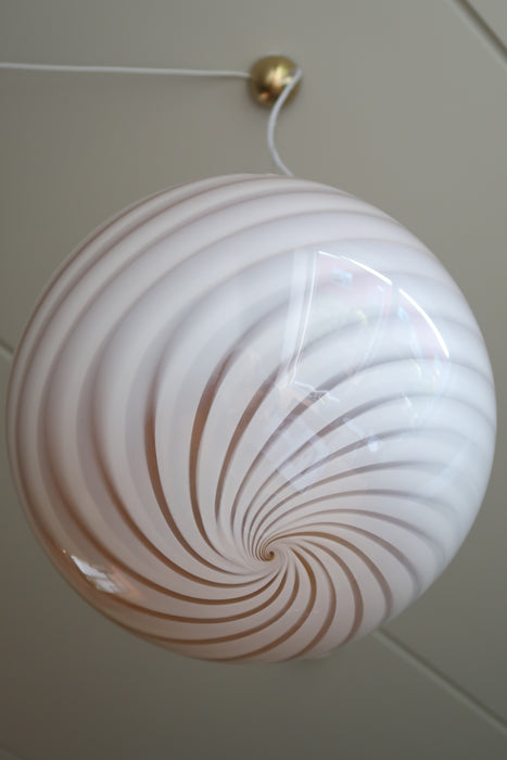 Ny stor italiensk Murano Candy pendel loftlampe i en fin creme nuance. Mundblæst opal glas med rav inderside i oval form med swirl mønster. Lampen har en blød nuance, der lyser op i en varm tone. E27 fatning. Kommer med justerbart ophæng. 
Håndlavet i Italien.
D:40 cm