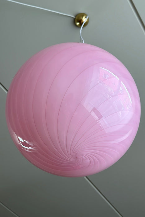 Stor ny Murano candy pendel loftlampe i opalglas med overflade i den mest fantastiske i bubble gum pink lyserøde nuance. Mundblæst glas i rund form med swirl mønster. E27 fatning. Kommer med justerbart ophæng.  Håndlavet i Italien. D:40 cm