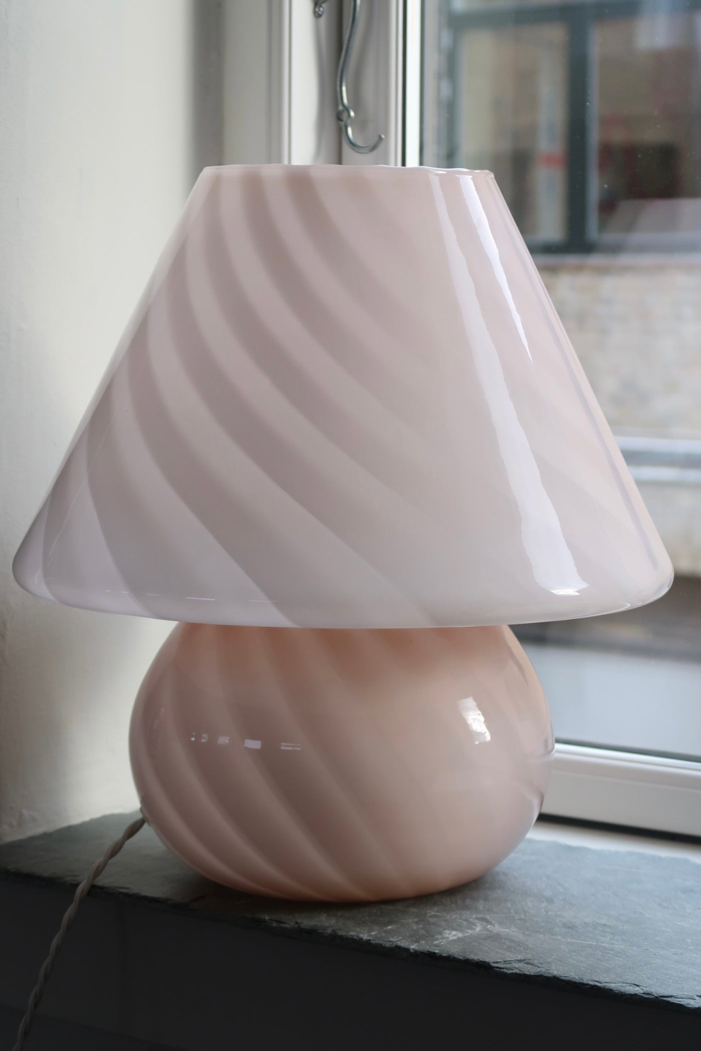 Ekstra stor vintage Murano mushroom bordlampe i en meget fin blød lyserød nuance. Mundblæst i ét stykke glas med swirl mønster. E27 fatning. Håndlavet i Italien, 1960/70erne, og kommer med ny stofledning. 