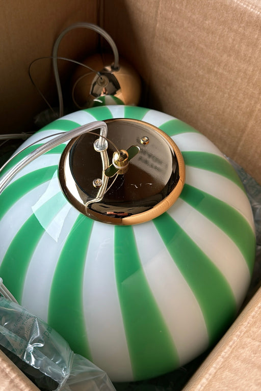 Ny Murano candy pendel loftlampe i en bolsje kombination af grøn og hvid. Mundblæst glas i rund form med vertikale striber. E27 fatning. Kommer med justerbart ophæng samt transparent ledning.   Håndlavet i Italien. 