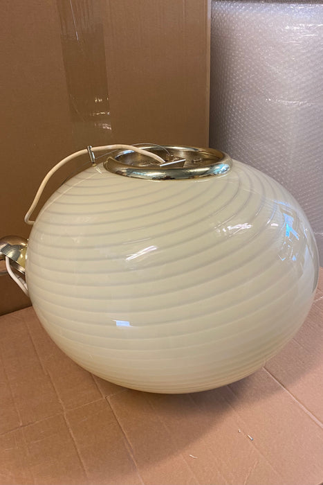 Stor vintage Murano pendel loftlampe i creme glas. Glasset er mundblæst i oval form med et smukt swirl mønster. Håndlavet i Italien, 1970erne, og kommer med originalt justerbart messingbelagt ophæng.  D:45 cm 