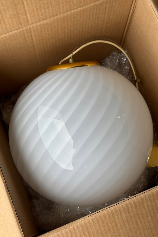 Stor vintage Murano pendel loftlampe i hvid opaline glas. Glasset er mundblæst i cirkulær form med et smukt swirl mønster. Håndlavet i Italien, 1970erne, og kommer med originalt justerbart ophæng. D:35 cm 