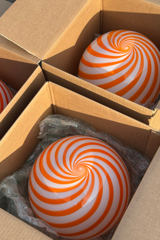 Ny Murano candy pendel loftlampe i en bolsje kombination af orange og hvid. Mundblæst glas i rund form med swirl. E27 fatning. Kommer med justerbart ophæng.

Håndlavet i Italien.
D:30 cm
Vægt ca. 3 kg