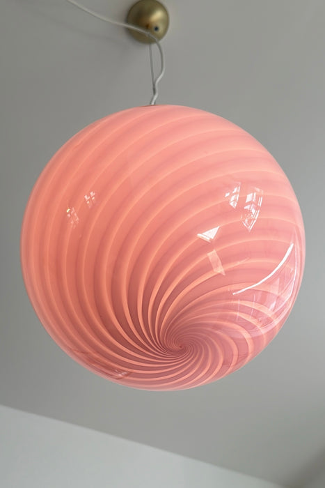 Ny Murano candy pendel loftlampe i opalglas med overflade i den mest fantastiske i bubble gum pink lyserøde nuance. Mundblæst glas i rund form med swirl mønster. E27 fatning. Kommer med justerbart ophæng. Håndlavet i Italien. D:30 cm
