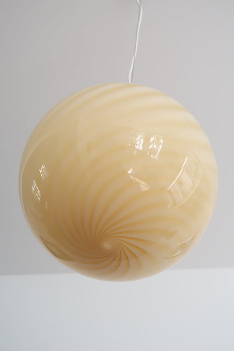 Ny italiensk Murano candy pendel loftlampe i en smuk blød gul nuance. Mundblæst glas i rund form med swirl mønster. E27 fatning. Kommer med justerbart ophæng. Håndlavet i Italien.
D:30 cm