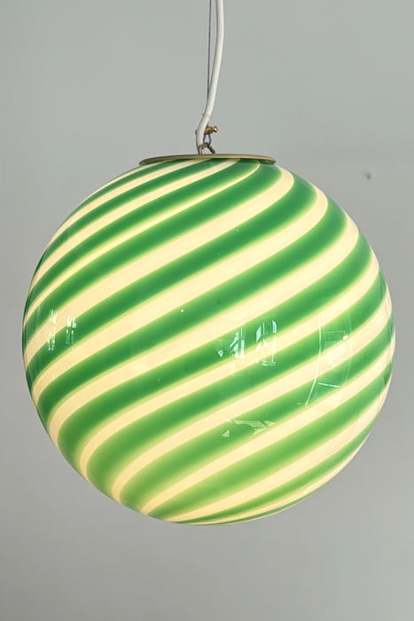 Ny Murano candy pendel loftlampe i en bolsje kombination af grøn og hvid. Mundblæst glas i rund form med swirl. E27 fatning. Kommer med justerbart ophæng. Håndlavet i Italien. D:30 cm