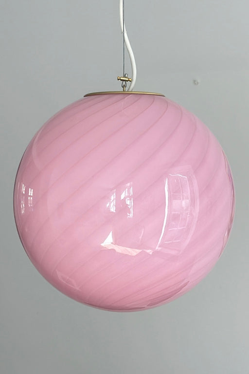 Ny Murano candy pendel loftlampe i opalglas med overflade i den mest fantastiske i bubble gum pink lyserøde nuance. Mundblæst glas i rund form med swirl mønster. E27 fatning. Kommer med justerbart ophæng. Håndlavet i Italien. D:30 cm

