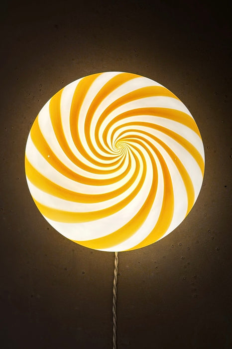 Ny Murano Candy plafond loftlampe / væglampe med gul swirl. Mundblæst glas i hvid opal glas i cirkulær, flad form. E27 fatning. Kommer med hvid bagplade. Håndlavet i Italien.
D:30 cm H: 11 cm