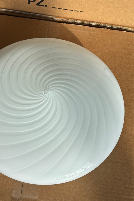 Ny Murano Candy plafond loftlampe / væglampe med swirl. Mundblæst i hvid opal glas i cirkulær, flad form. E27 fatning. Kommer med hvid bagplade. Håndlavet i Italien.
D:30 cm H: 11 cm