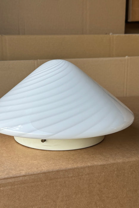 Vintage Murano cone plafond loftlampe / væglampe. Mundblæst hvid opal glas med swirl og hvid bund. E27 fatning. Håndlavet i Italien, 1970erne.   D:30 cm⁠⁠ H:17 cm