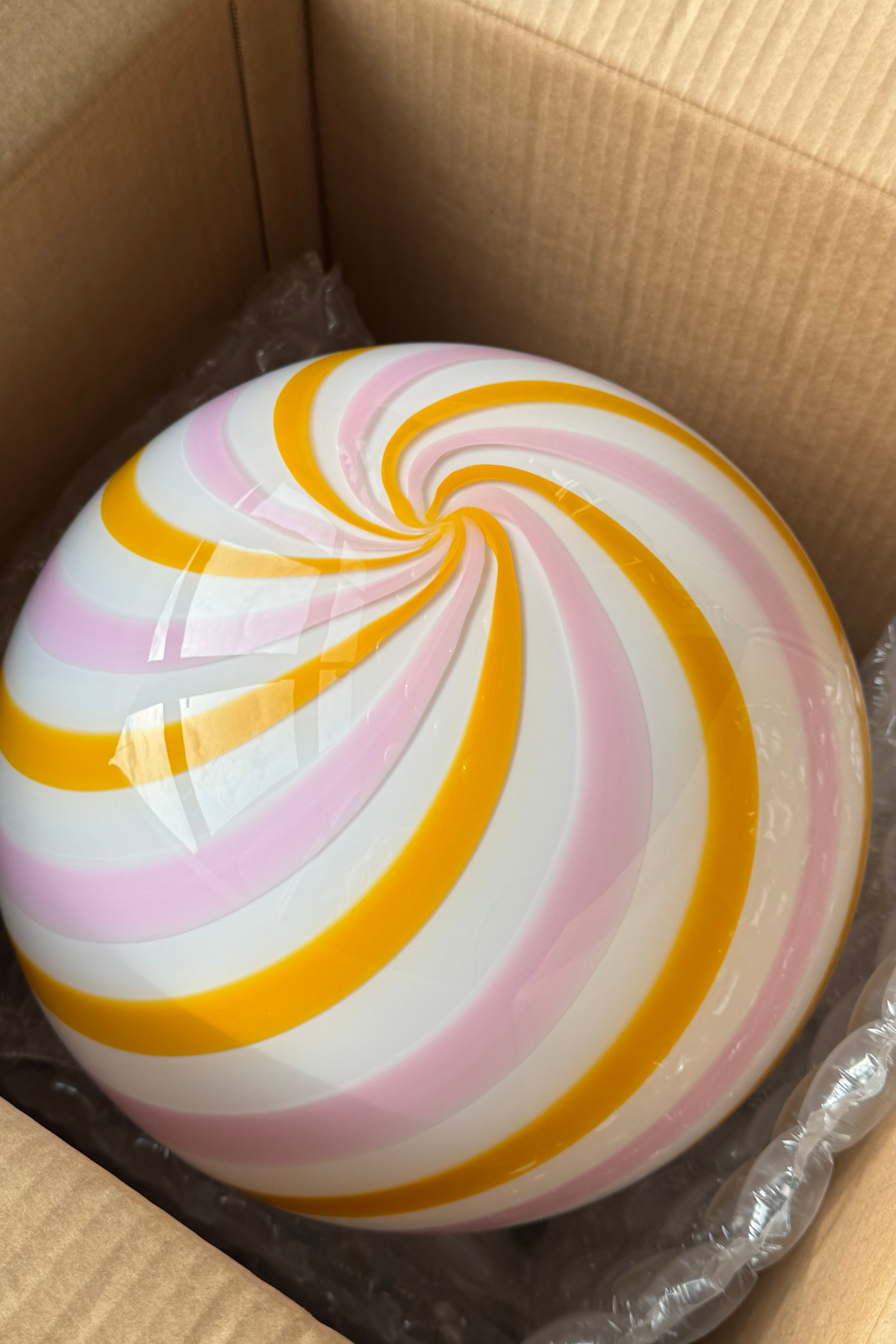 Ny Murano candy pendel loftlampe i en bolsje kombination af gul og lyserød swirl. Mundblæst glas i rund form. E27 fatning. Kommer med justerbart ophæng.

Håndlavet i Italien.
D:30 cm
Vægt ca. 3 kg.