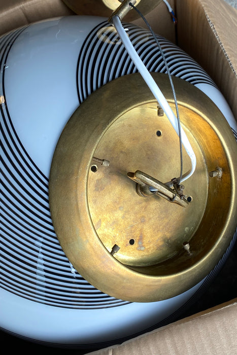 Stor vintage Murano pendel loftlampe i glas. Glasset er mundblæst i cirkulær form med et smukt swirl mønster. Håndlavet i Italien, 1970erne, og kommer med originalt justerbart ophæng i patineret messing.  D:40 cm 