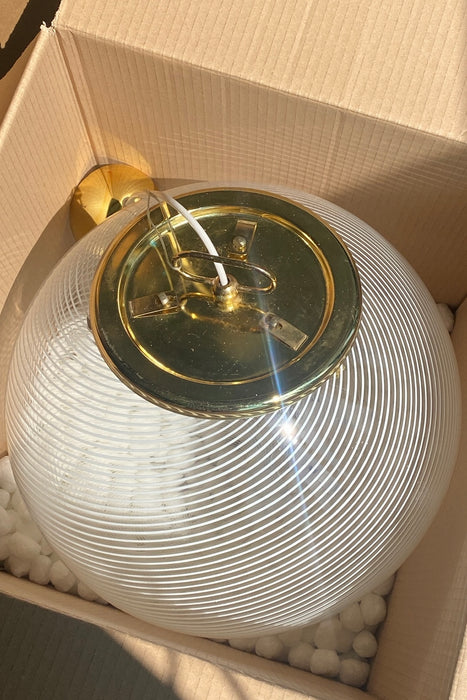 Vintage Murano filigrana lampe i klart glas med hvid swirl. Giver det fineste mønster på væggen, når solen står på samt når den er tændt. Håndlavet i Italien, 1960/70erne, og kommer med justerbart messingophæng.
